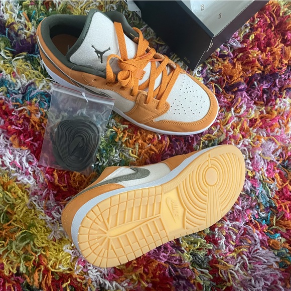 Jordan 1 Low Light Curry - Picture 3 of 3